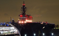 出云号准航母夜幕展示