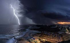 闪电与夕阳同辉瞬间