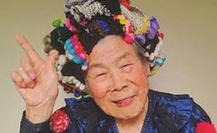 日本奶奶当模特卖围巾