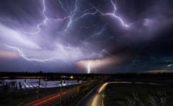 夜空闪电奇观压迫感强