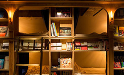 东京书店式胶囊旅馆