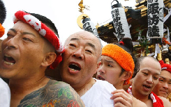 日本举行冬日成人祭典 众人赤身抬神龛入海(组图)