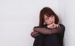 松井玲奈着黑裙扮成熟