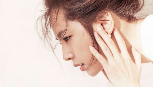 韩彩雅拍杂志画报展迷人魅力 性感霸气露腿