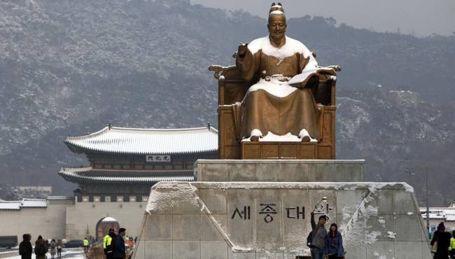 首尔突降大雪 游客雪中忙自拍