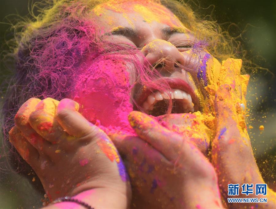 （新华视界）（1）印度：洒红节的色彩
