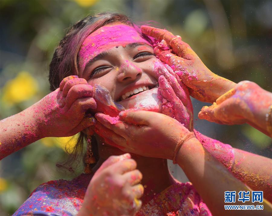 （新华视界）（4）印度：洒红节的色彩