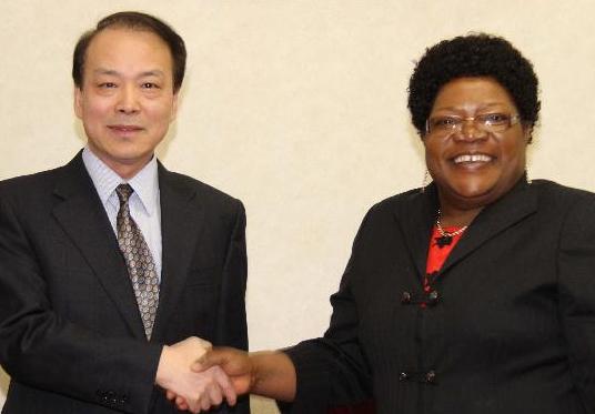 津巴布韦第一副总统穆朱鲁会见新华通讯社总编辑何平