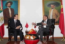 墨西哥众议长赫苏斯&middot;桑布拉诺会见新华社总编辑何平