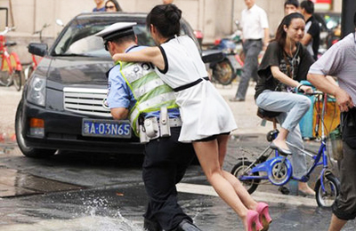 交警背妹子过积水路面走红 笑称回家跪搓衣板