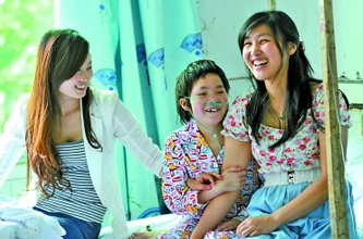 妈妈不在身边 10岁女孩照顾父亲和弟弟撑起一片天