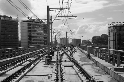 由中铁二局承建的埃塞俄比亚首条轻轨。朱磊摄