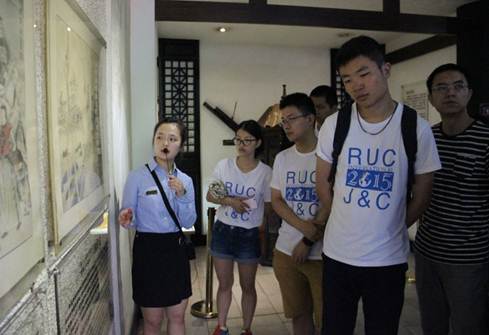 说明: 人大国际新闻硕士班同学听讲解员讲述清代重庆移民历史