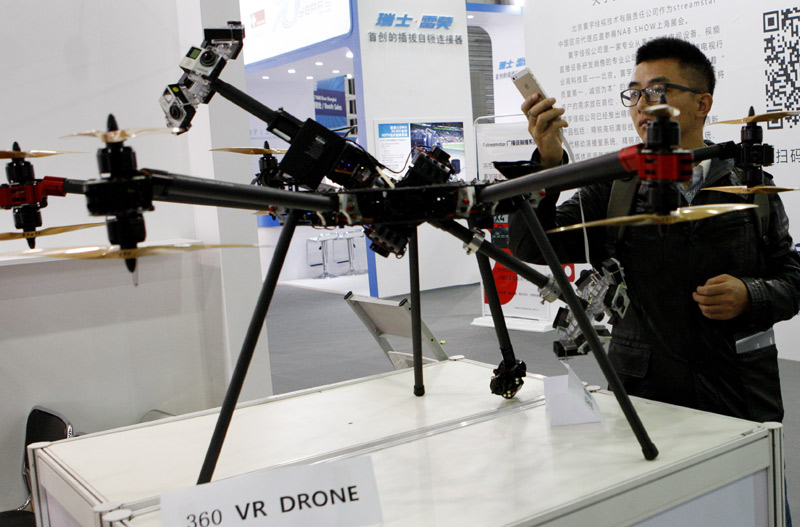 12月7日，一名参观者在用手机拍摄一款360度全景无人机。当日，上海国际跨媒体技术装备创新博览会在上海新国际博览中心开幕。来自美国、中国以及日韩的广播、电视、电影等数字媒体娱乐领域的尖端技术和解决方案，将在本届展会上集中展示，开启跨媒体产业国际贸易合作与创新交流的窗口。