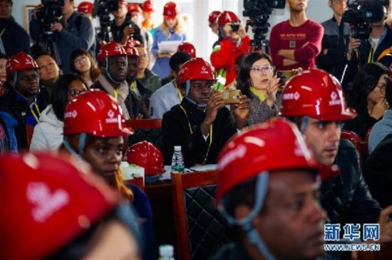 (十九大进行时·图文互动)(2)中外记者在北京新机场感受“中国速度”