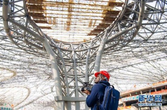 (十九大进行时·图文互动)(3)中外记者在北京新机场感受“中国速度”