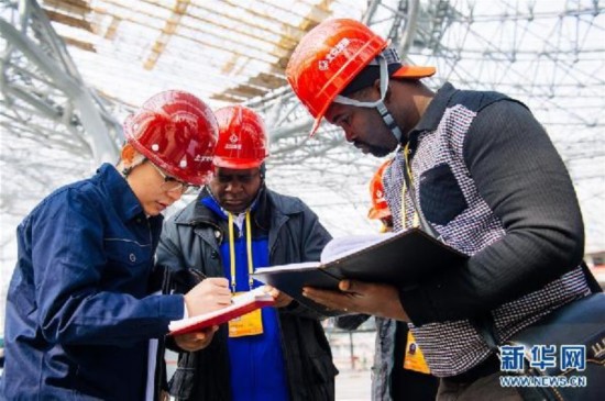 (十九大进行时·图文互动)(4)中外记者在北京新机场感受“中国速度”