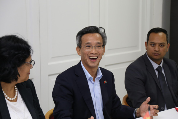 中国驻南非大使林松添同南非最大平面媒体总编集体交流十九大精神