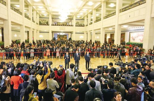 点赞自信的委员通道