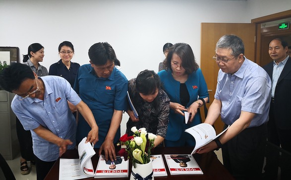 朝鲜新闻代表团结束访华回国