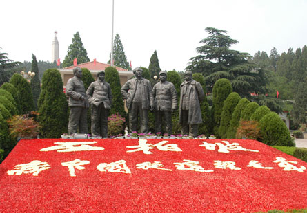 西柏坡纪念馆前的五大书记