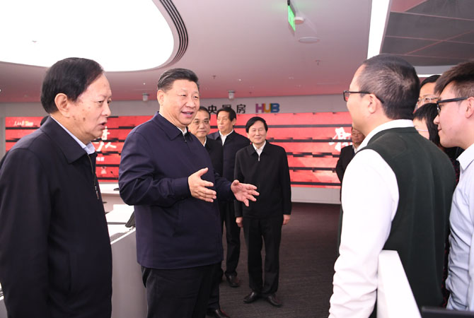 习近平在人民日报&ldquo;中央厨房&rdquo;同采编人员交谈