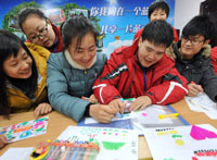 新华日报记者在南京凤凰安养中心蹲点，与残障儿童交朋友
