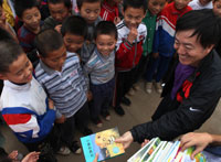 华商报社记者为田坡村小学的孩子们送去课外书