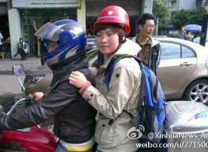 新华社记者吴丹乘坐摩托车赶往震中进行报道