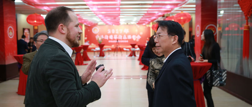 现场：与会嘉宾友好交流