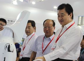 新华网田舒斌参观智博会展区 与机器人握手互动