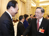 俞正声看望参加全国政协十二届三次会议报道的新闻工作者