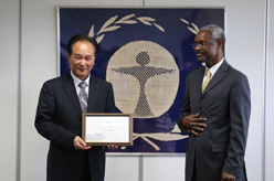 联合国环境署为新华社社长颁发荣誉证书