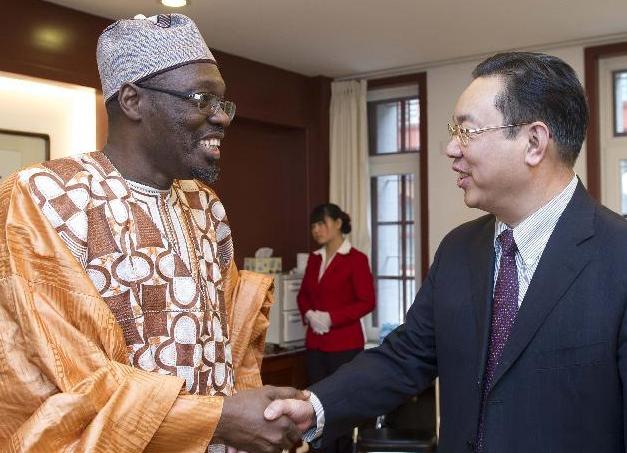 周锡生会见喀麦隆新闻部部长