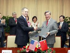 李从军会见美联社社长并签署图片代理协议