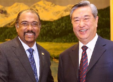 联合国艾滋病规划署向新华社社长李从军颁发“杰出领导与创新者奖”