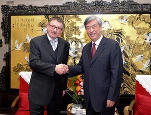 李从军会见欧新社总裁约克·希伦贝克