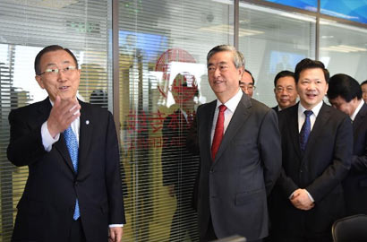 潘基文在新华社新媒体中心参观