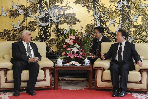 何平会见半岛电视台客人