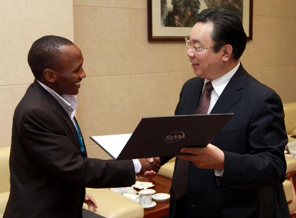 周锡生会见世界媒体峰会亚非青年记者培训班学员并颁发结业证书