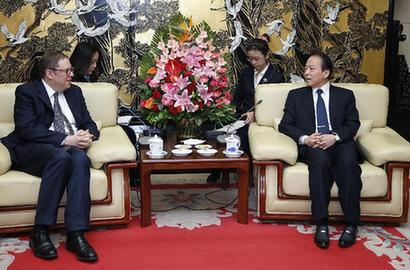 何平会见路透社首席执行官