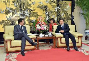 慎海雄会见阿根廷美洲通讯社社长