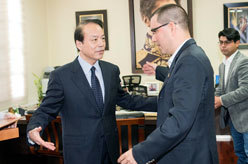 委内瑞拉副总统阿雷亚萨会见新华社总编辑何平