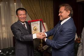 龙新南会见埃及中东通讯社社长