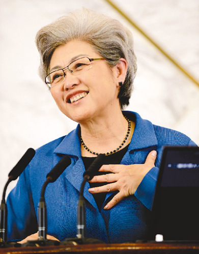 人代会首位女发言人:用从容赢得掌声(图)