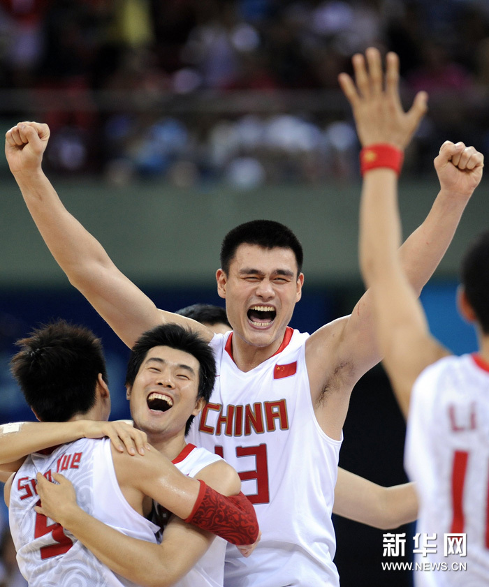 图为2008年8月16日,姚明(中)与队友庆祝中国队在北京奥运会男篮小组
