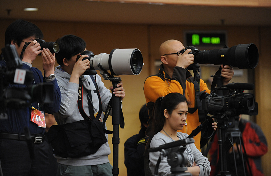 忙碌工作的摄影记者