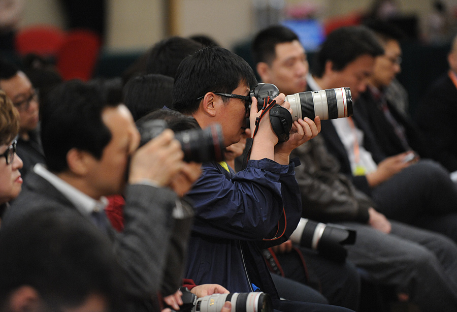 忙碌工作的摄影记者