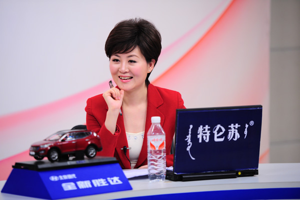 主持人赵艳在访谈现场