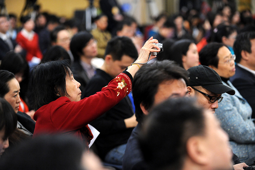 发布会现场观众正在拍照